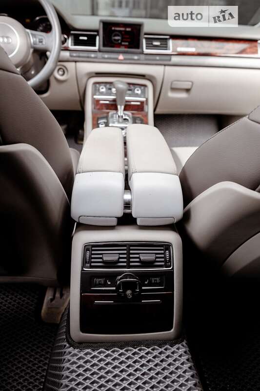 Седан Audi A8 2003 в Ужгороде