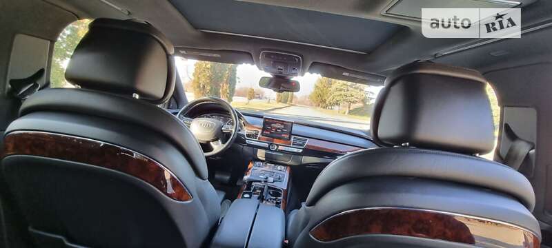 Седан Audi A8 2013 в Дубні