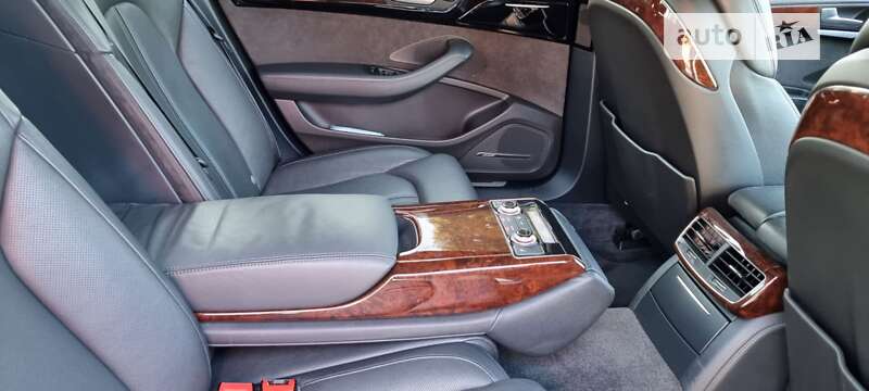 Седан Audi A8 2013 в Дубні