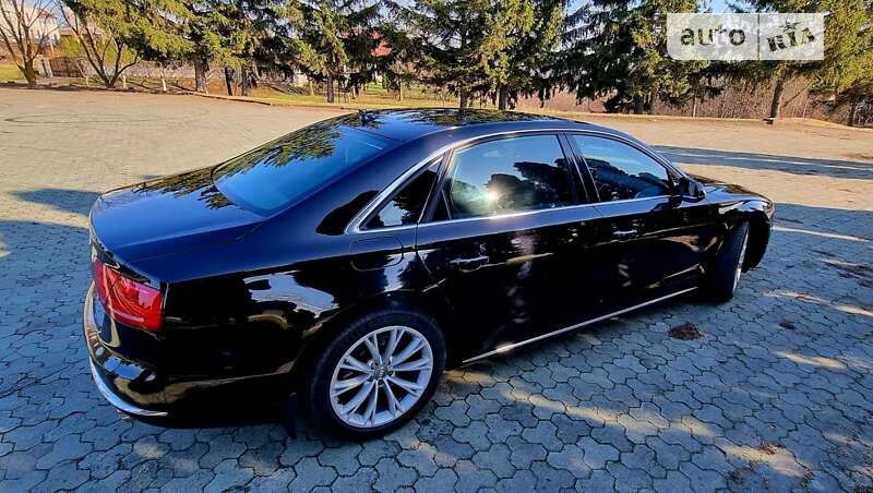 Седан Audi A8 2013 в Дубні