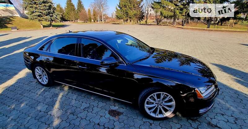 Седан Audi A8 2013 в Дубні