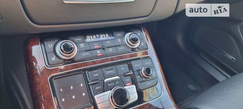 Седан Audi A8 2013 в Дубні