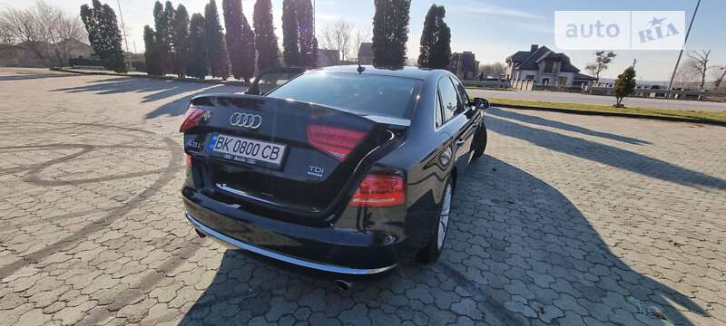 Седан Audi A8 2013 в Дубні