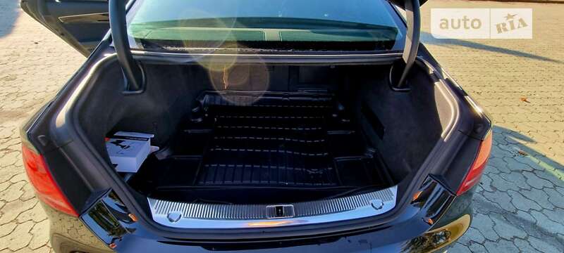 Седан Audi A8 2013 в Дубні
