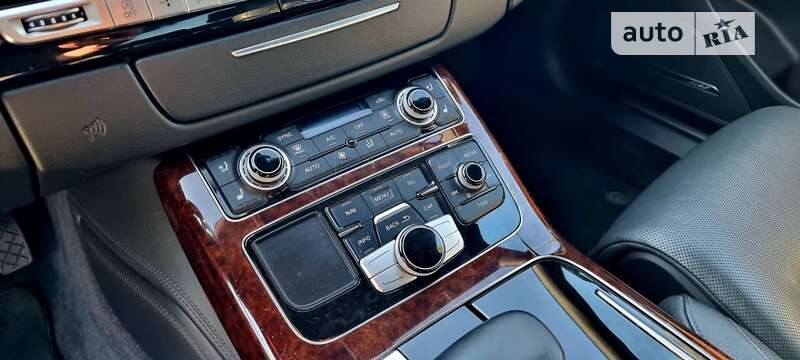 Седан Audi A8 2013 в Дубні
