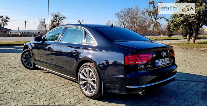 Седан Audi A8 2013 в Дубні