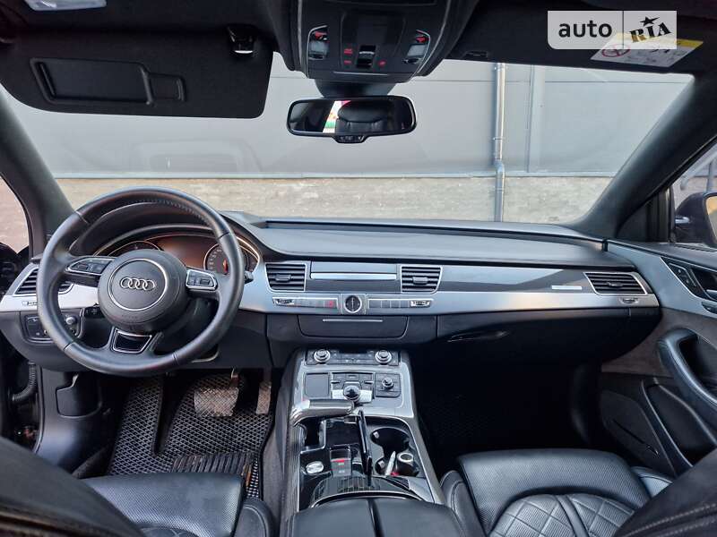 Седан Audi A8 2015 в Буске