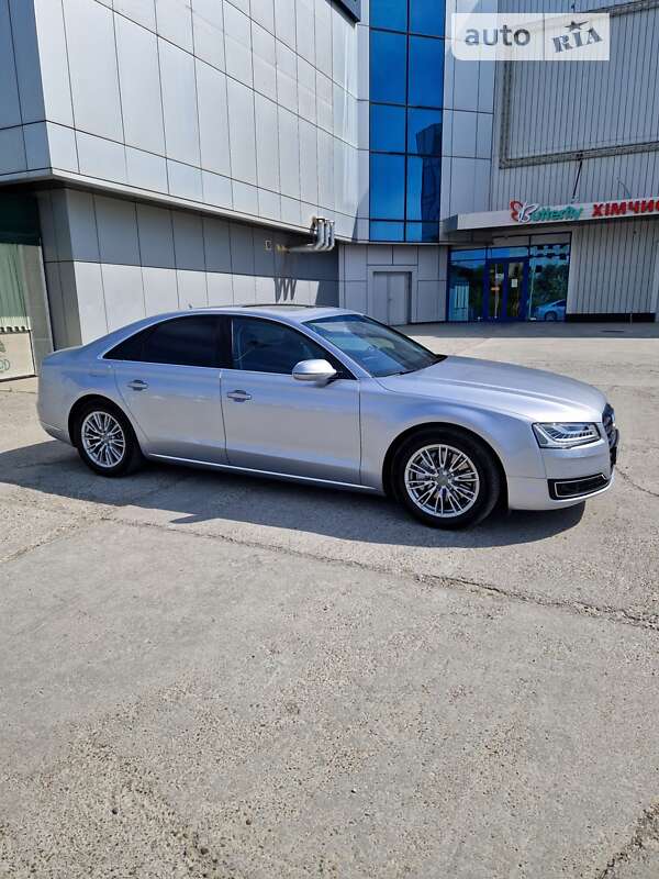 Седан Audi A8 2015 в Черновцах