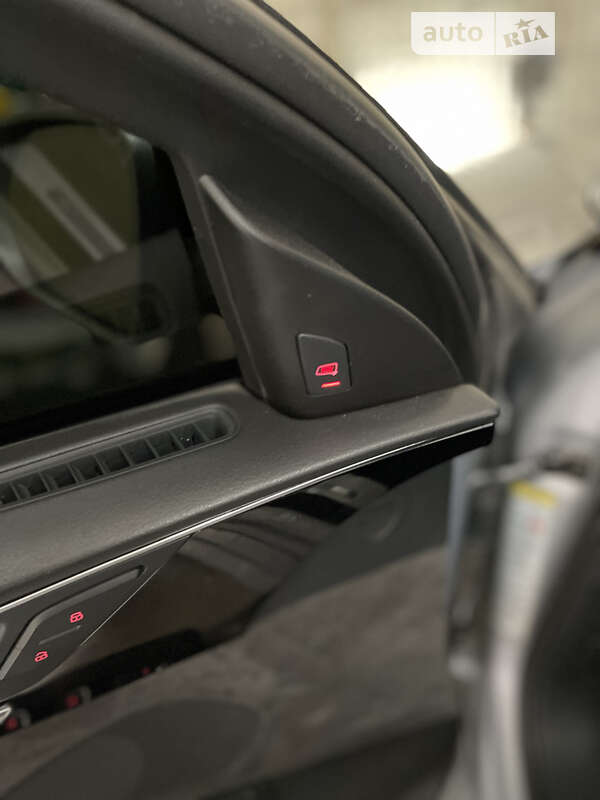 Седан Audi A8 2017 в Львове