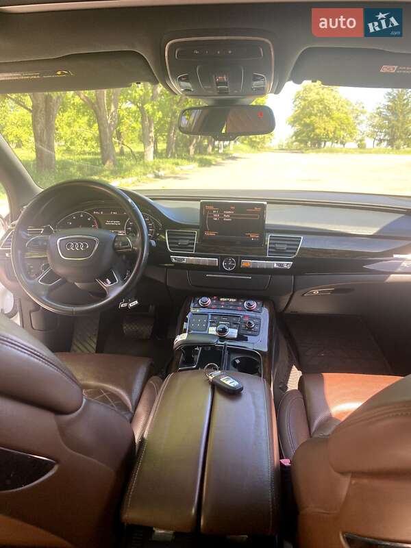 Седан Audi A8 2012 в Чугуеве