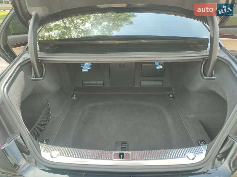 Седан Audi A8 2013 в Ужгороде