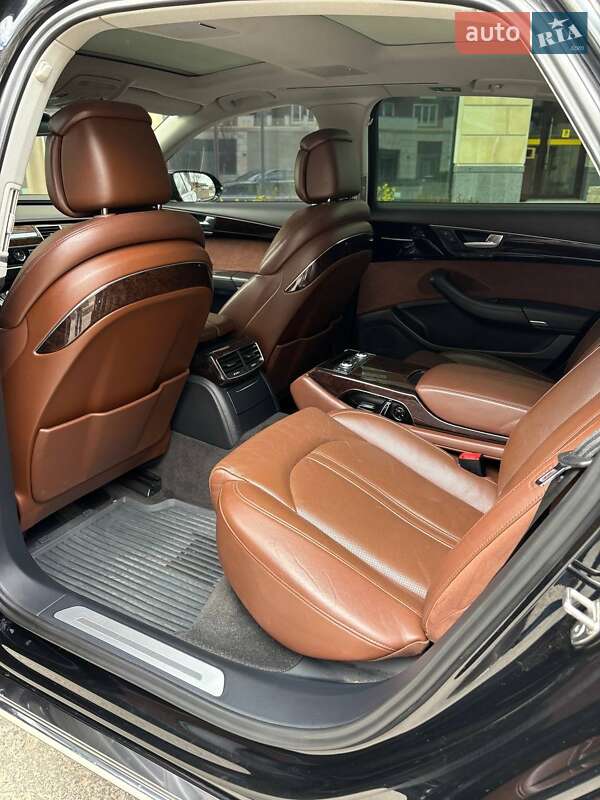 Седан Audi A8 2011 в Умані