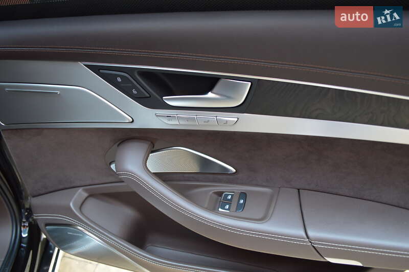 Седан Audi A8 2012 в Львове