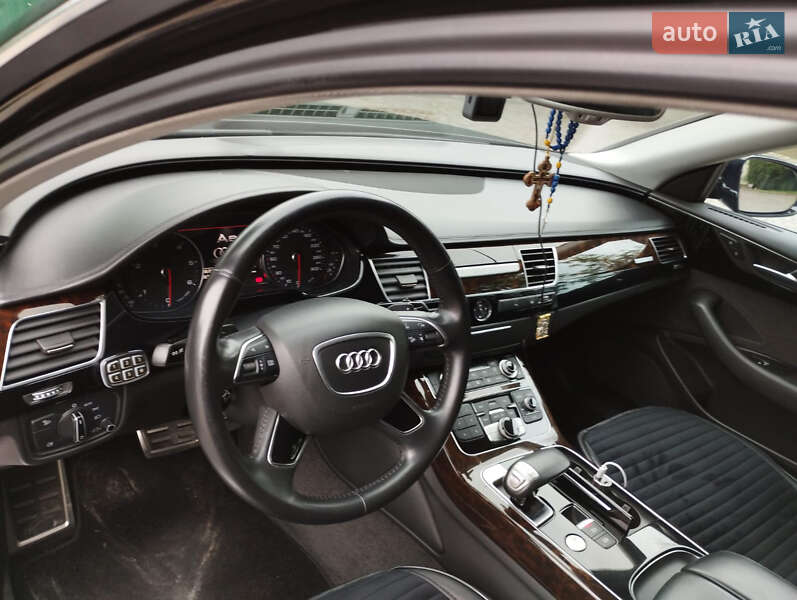 Седан Audi A8 2017 в Залещиках