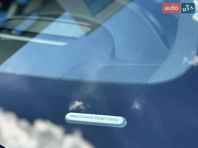 Седан Audi A8 2015 в Львові