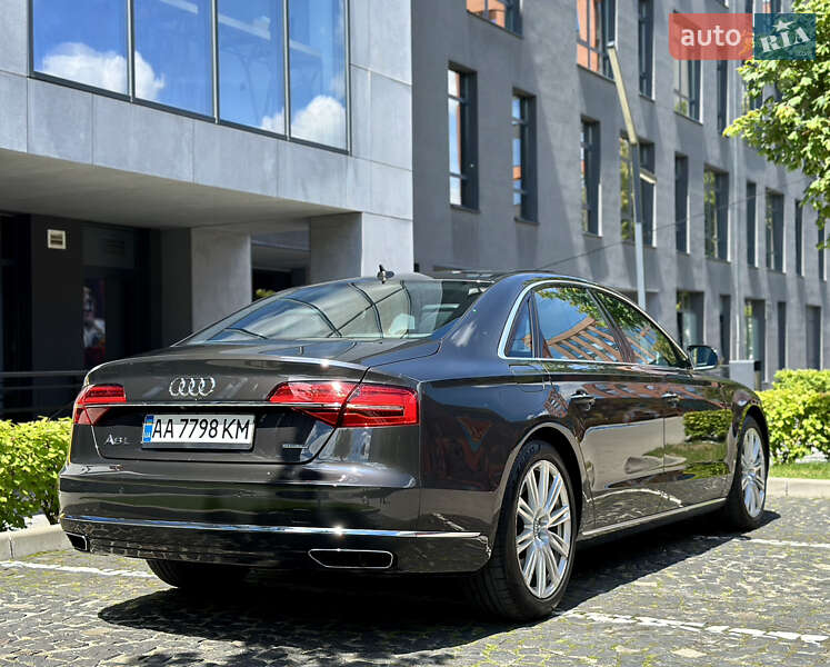 Седан Audi A8 2015 в Львові