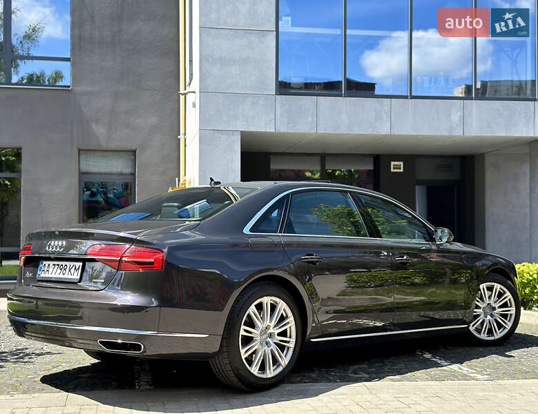 Седан Audi A8 2015 в Львові