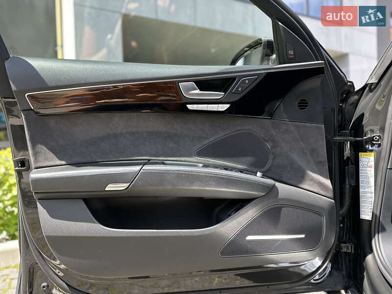 Седан Audi A8 2015 в Львові