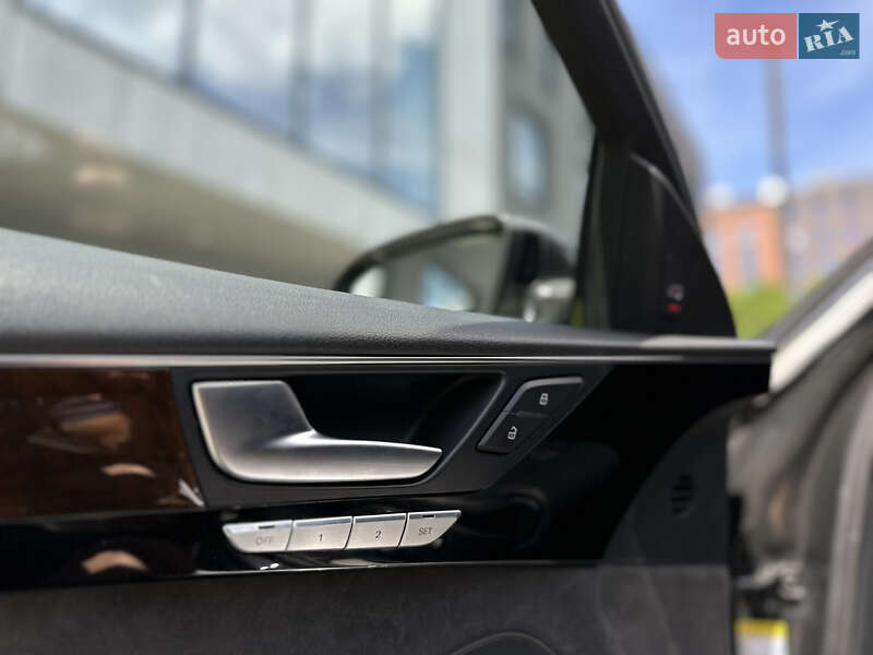 Седан Audi A8 2015 в Львові