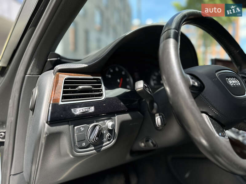 Седан Audi A8 2015 в Львові