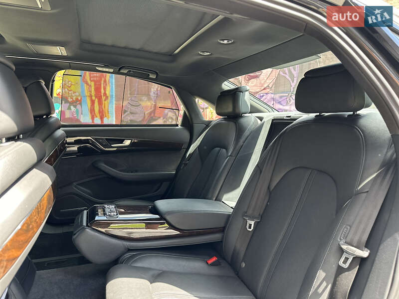 Седан Audi A8 2015 в Львові