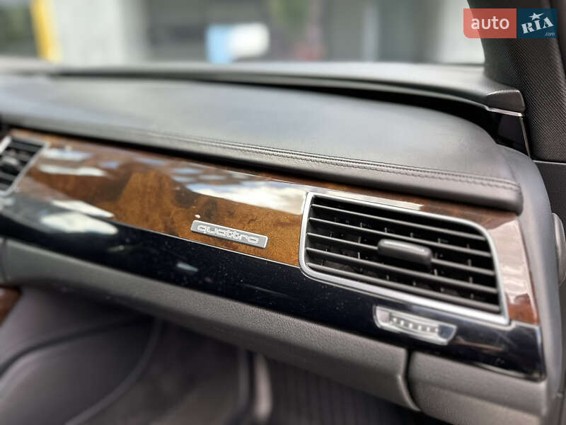 Седан Audi A8 2015 в Львові