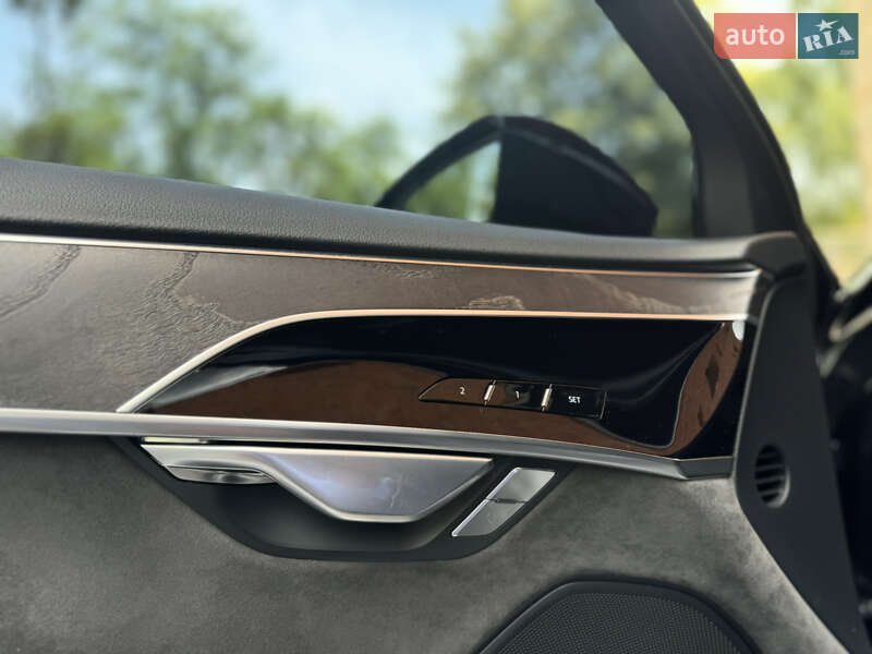 Седан Audi A8 2020 в Львові