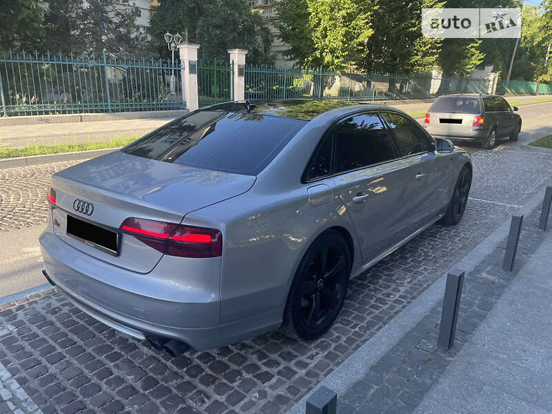 Седан Audi A8 2017 в Львове
