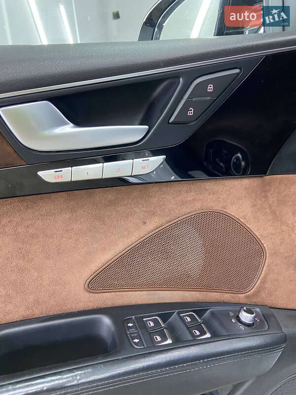 Седан Audi A8 2012 в Львове