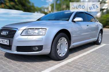 Седан Audi A8 2006 в Южному