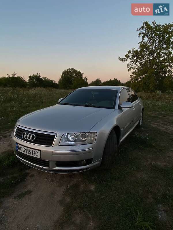 Седан Audi A8 2004 в Нововолынске