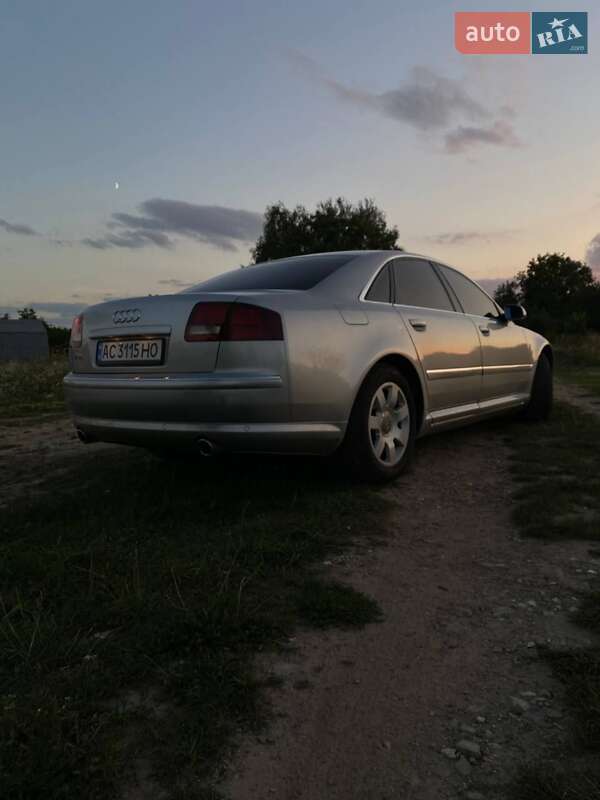 Седан Audi A8 2004 в Нововолынске