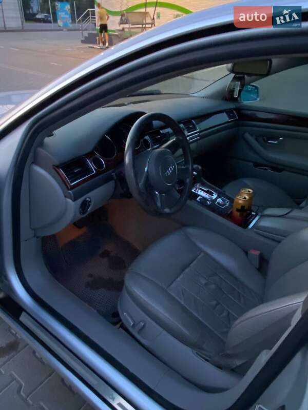 Седан Audi A8 2004 в Нововолынске