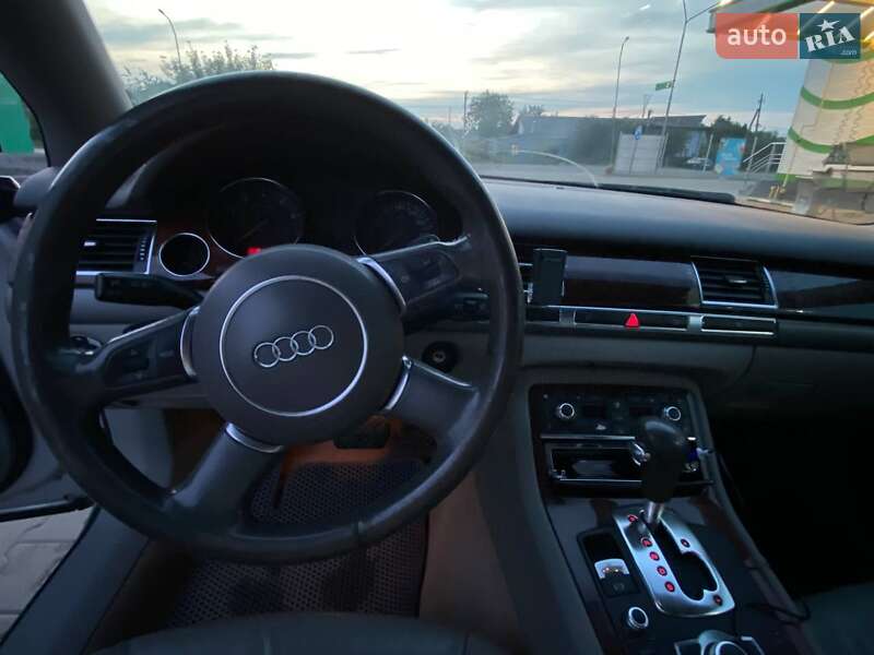 Седан Audi A8 2004 в Нововолынске