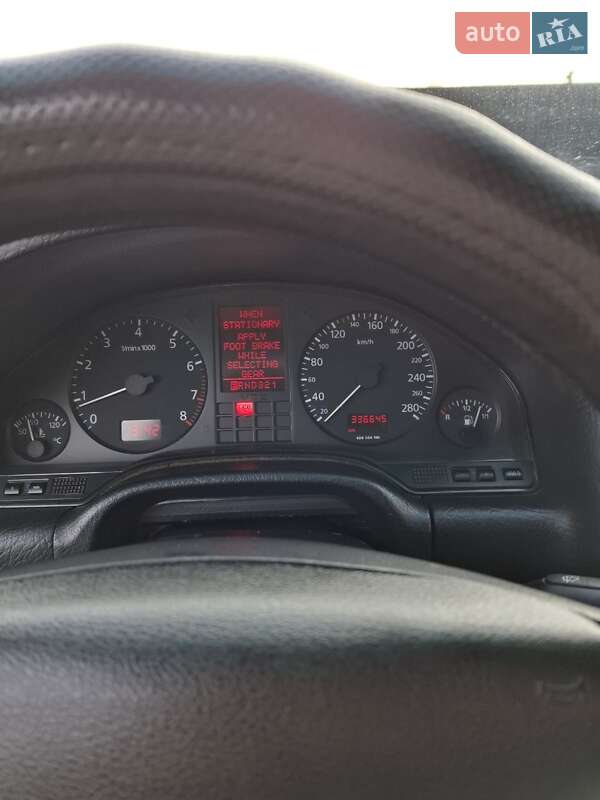 Седан Audi A8 1995 в Жовкве