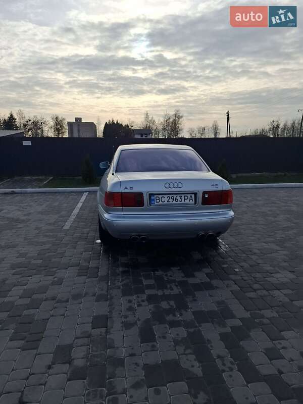 Седан Audi A8 1995 в Жовкве
