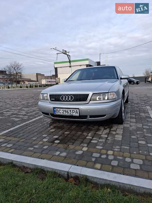 Седан Audi A8 1995 в Жовкве