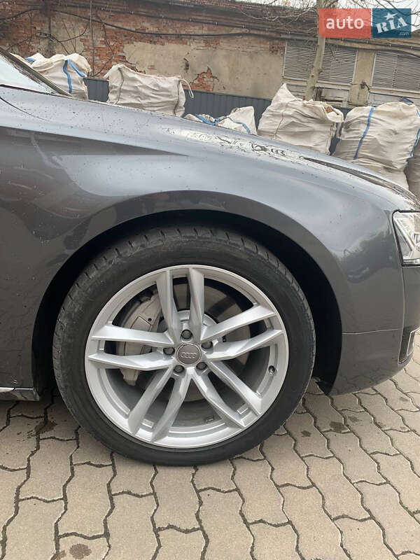Седан Audi A8 2014 в Калуше