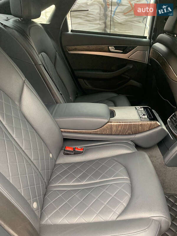 Седан Audi A8 2014 в Калуше