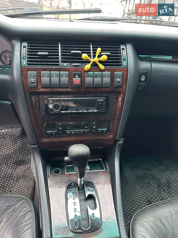 Седан Audi A8 1996 в Звягелі