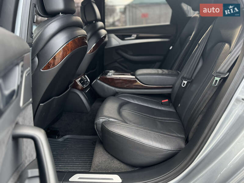 Седан Audi A8 2012 в Полтаві