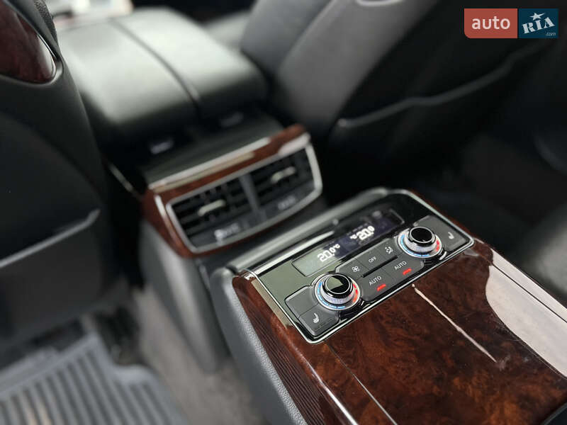 Седан Audi A8 2012 в Полтаві