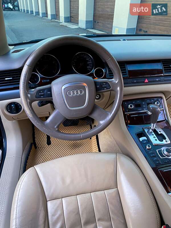 Седан Audi A8 2005 в Виннице