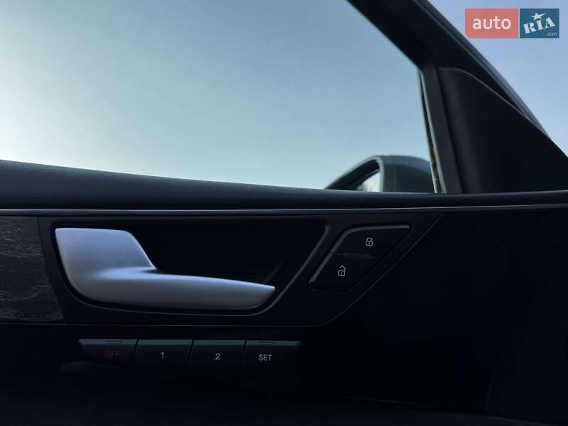 Седан Audi A8 2015 в Дрогобыче