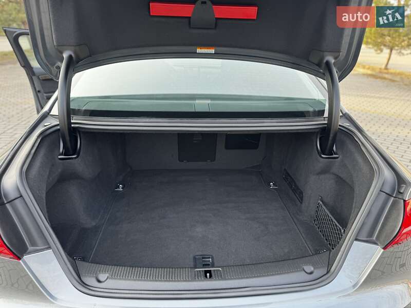 Седан Audi A8 2015 в Дрогобыче