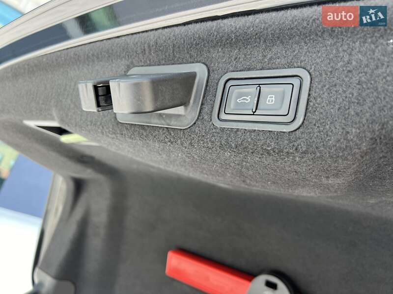 Седан Audi A8 2015 в Киеве