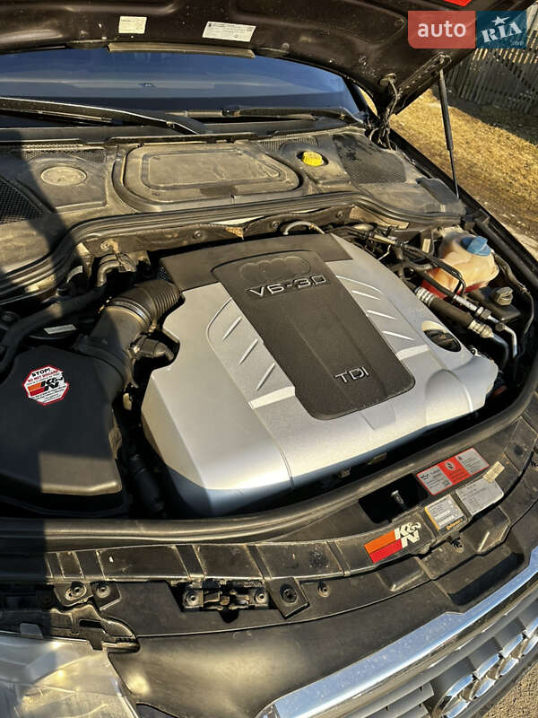 Седан Audi A8 2005 в Хусте