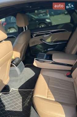 Седан Audi A8 2021 в 