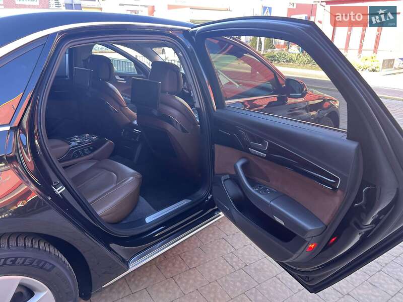 Седан Audi A8 2012 в Львове
