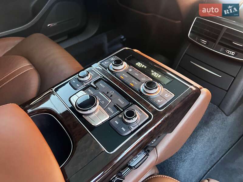 Седан Audi A8 2012 в Львове